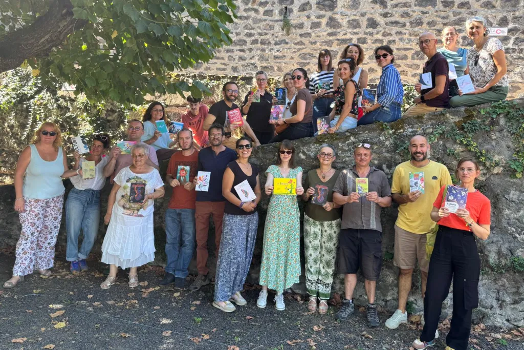 programmateurs culturels qui présentent leur brochure de saison