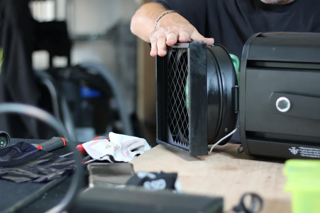 Photo de la maintenance d'un projecteur. 