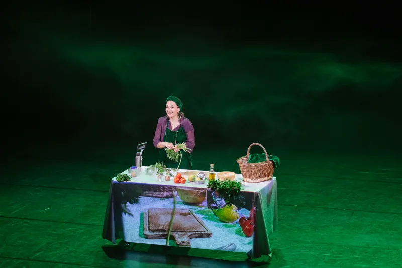 Photo d'une comédienne en train de cuisiner un taboulé
