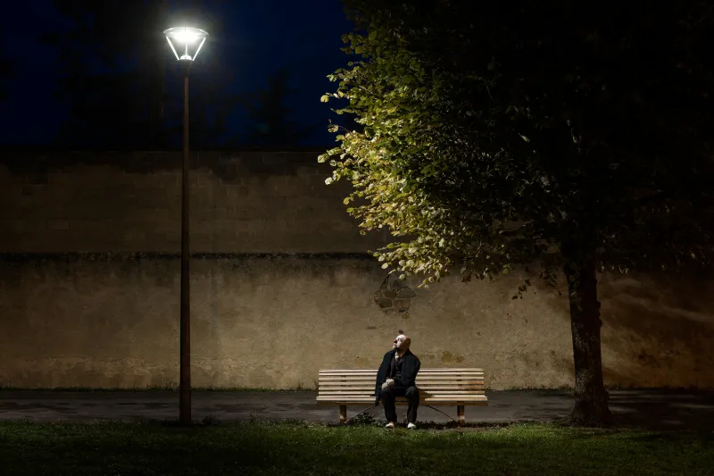 Un clown assis sur un banc