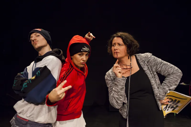 Photographie de trois comédiens du spectacle Hip hop(s) or not