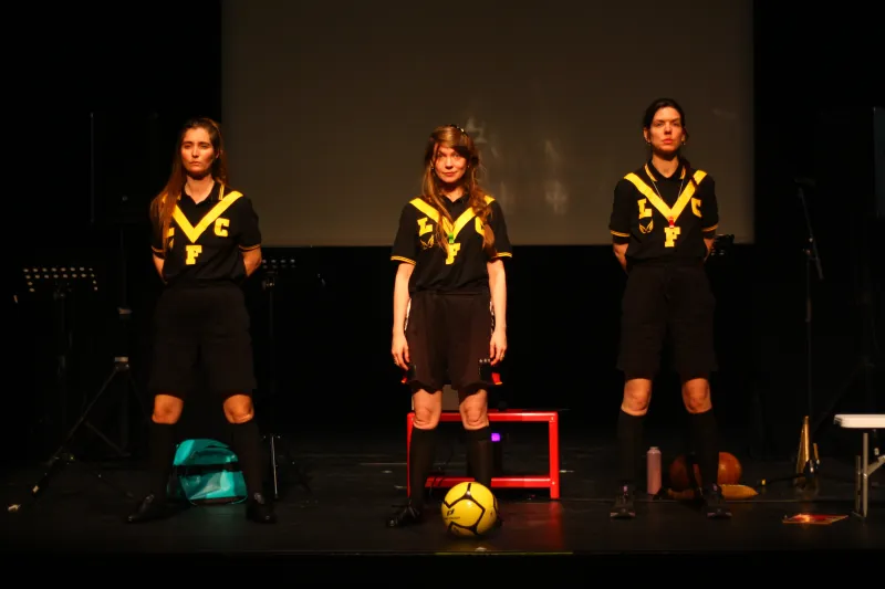 Photographie de trois comédiennes alignées en tenue de foot.