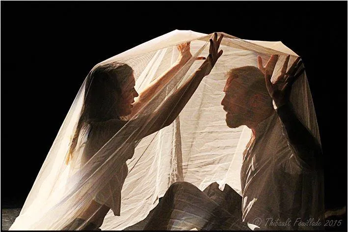 Photos de deux comédiens assis sous un drap