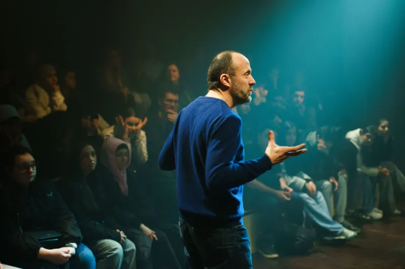 Comédien au milieu de spectateurs
