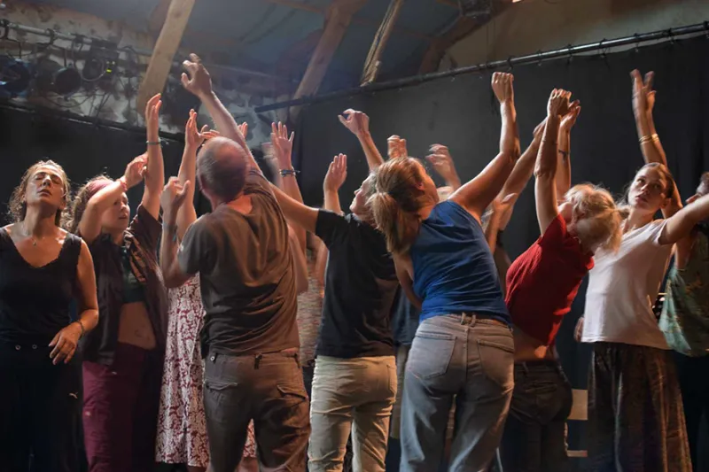 Groupe de danseuses en cercle les mains en l'air