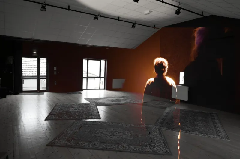 Personnage fantomatique dans un studio de répétition avec tapis au sol