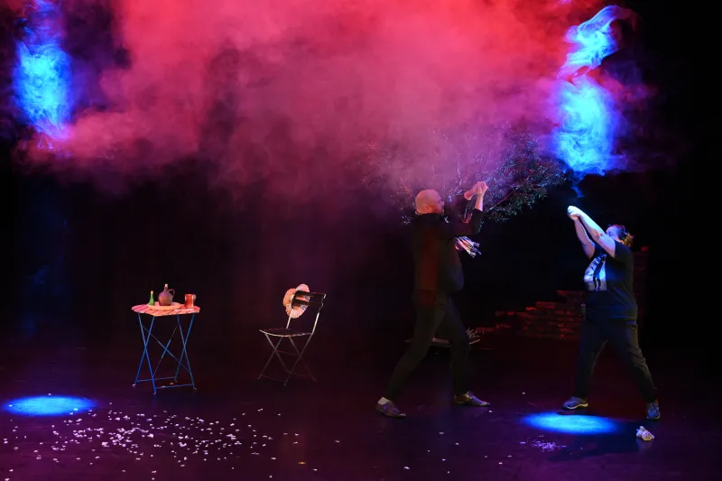 Photo de deux comédiens mimant une bataille de sabres laser. 