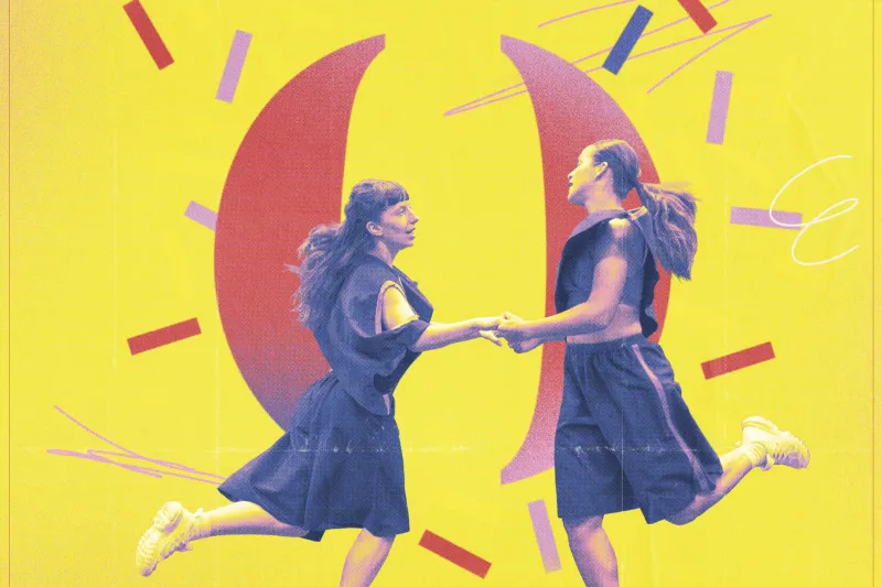 2 danseuses qui se donnent les mains