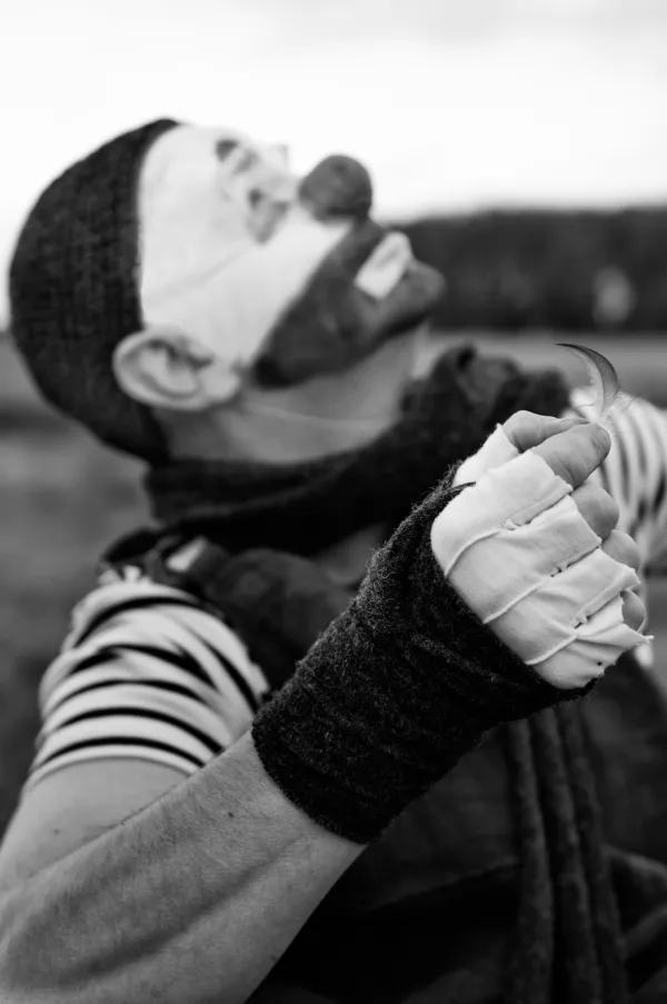 Photographie en noir et blanc d'un clown