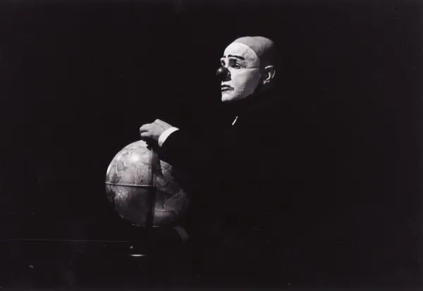 Photographie en noir et blanc d'un clown