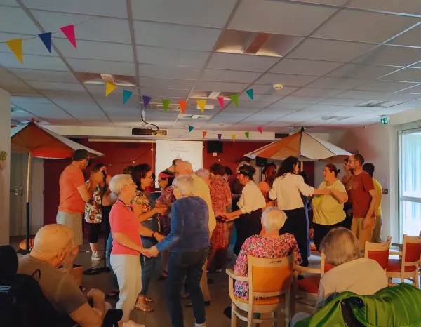 Photo de plusieurs personnes en train de danser