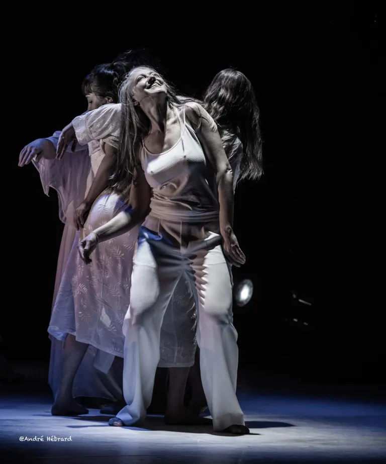 Photo de plusieurs comédiennes en train de danser