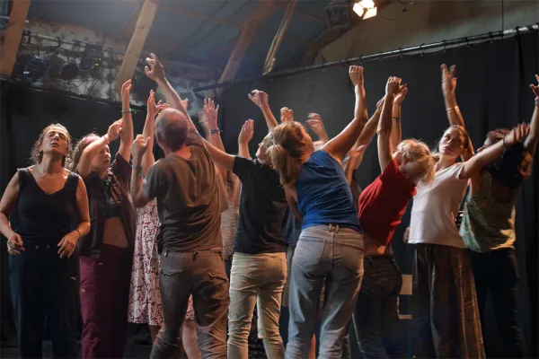 Photo d'un groupe de personnes en train de danser