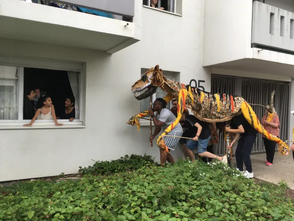 Photo de comédiens portant un tigre fabriqué