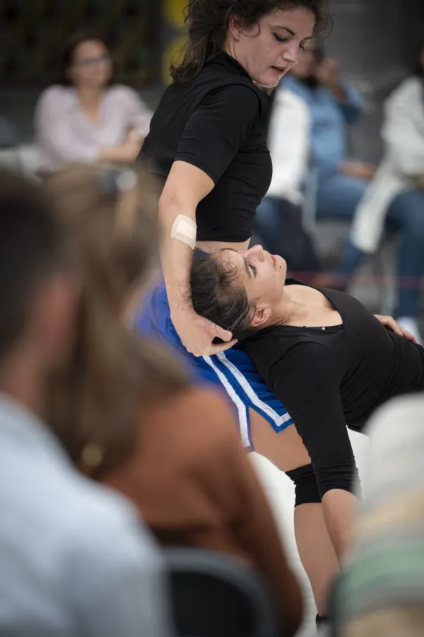 Photographie de deux comédiennes qui performent