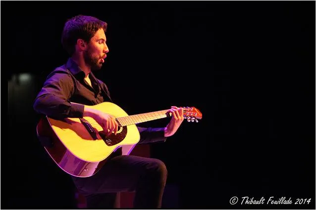 Photo d'un comédien jouant de la guitare