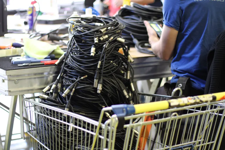 Photo de câbles à tester (stockés dans un caddie). 