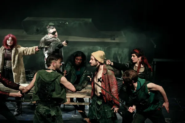 7 pirates se menaçant avec des armes. 