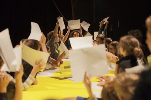 Photo d'un groupe d'enfants qui lèvent chacun une feuille