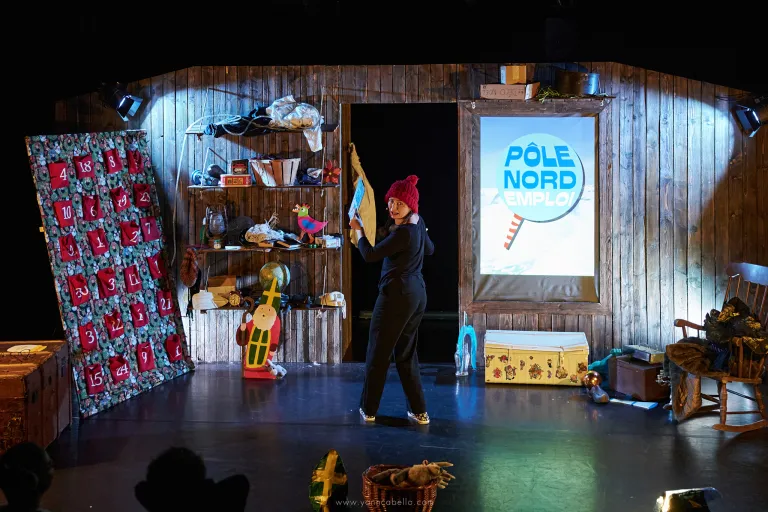 Photo d'une comédienne en bonnet, entourée d'objets rappelant Noël