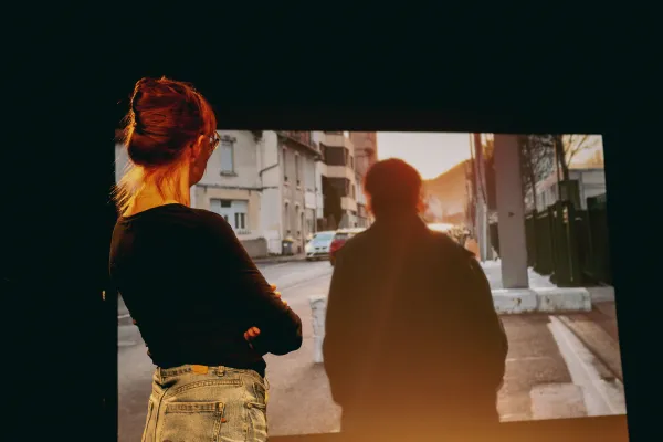 Photo d'une femme de dos regardant une vidéo. 