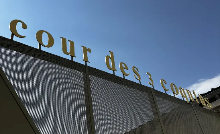 Photo du portail de la Cour des 3 Coquins, avec le nom du lieu en lettres dorées
