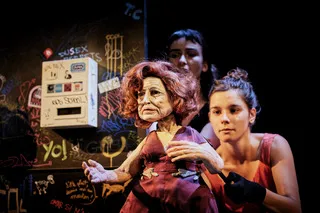 Une femme manipulant une marionnette. 