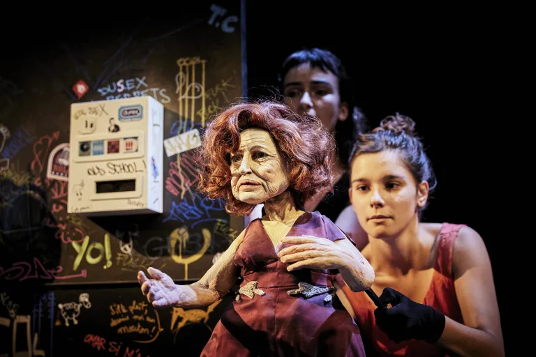 Photo d'une comédienne avec une marionnette