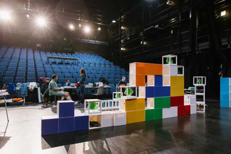 Mur de cubes sur un plateau de théâtre
